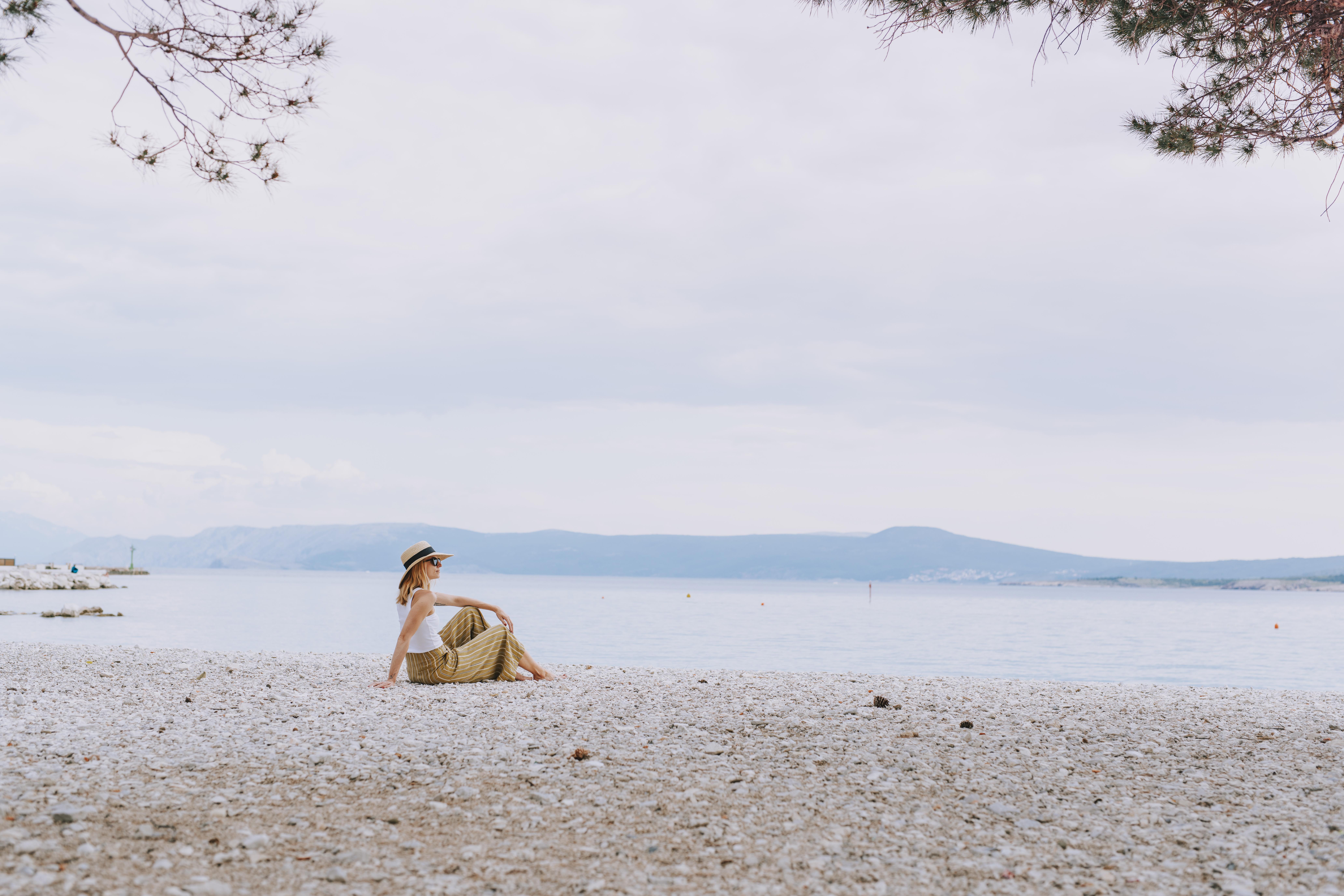 Hotel Miramare Crikvenica Exterior foto A woman sitting on the beach